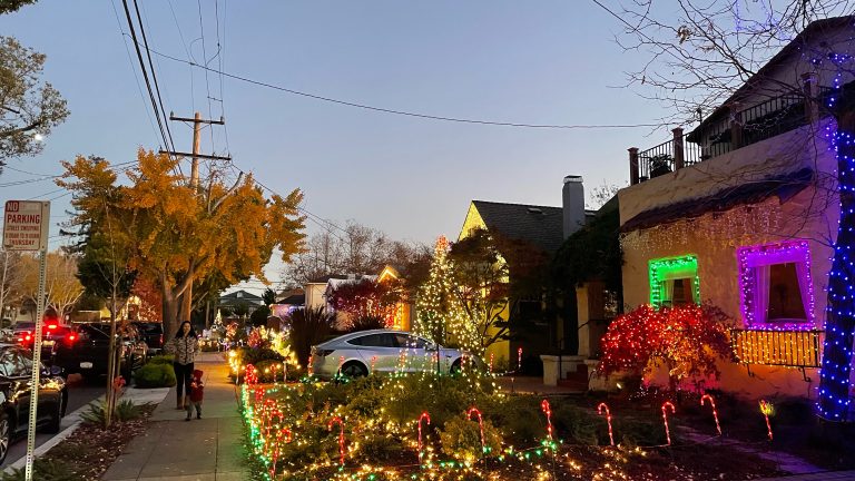 Experience the Best East Bay Holiday Lights in Alameda – Bring your Kids to Christmas Tree Lane