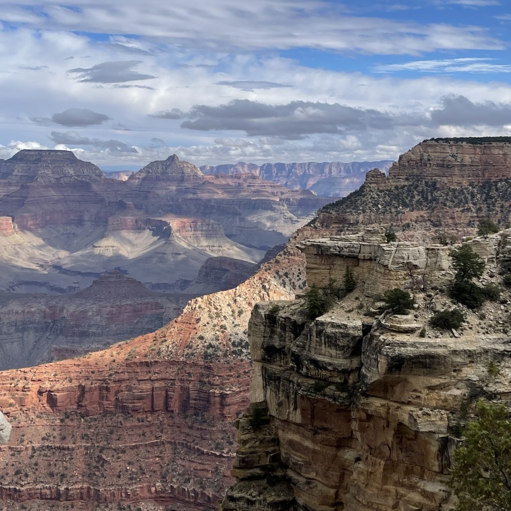 A diagonal-edged rim of the Grand Canyon can be seen in the foreground from Mather Point.