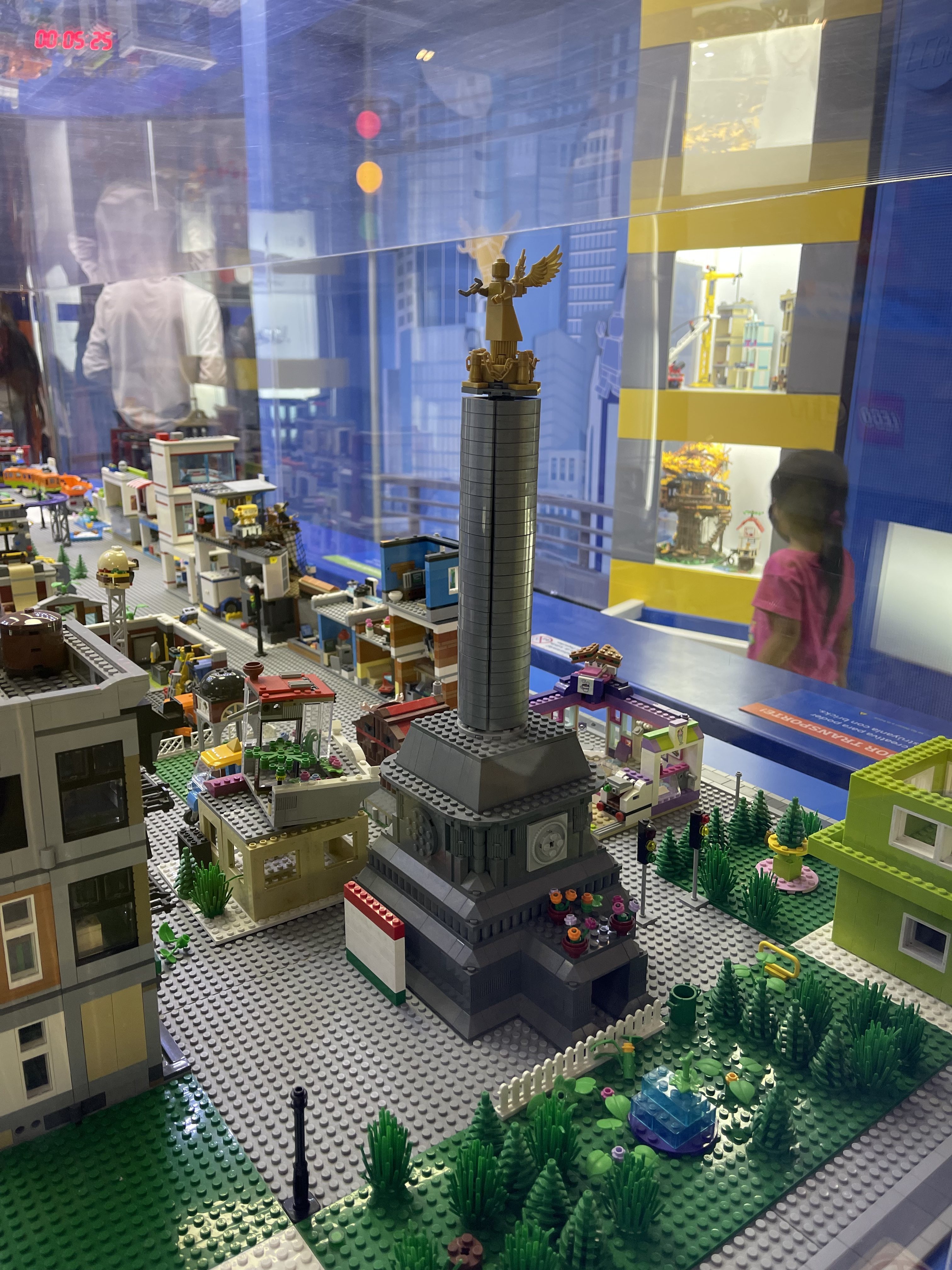 A display of Legos mimics El Ángel de la Independencia, a monument in Mexico City.