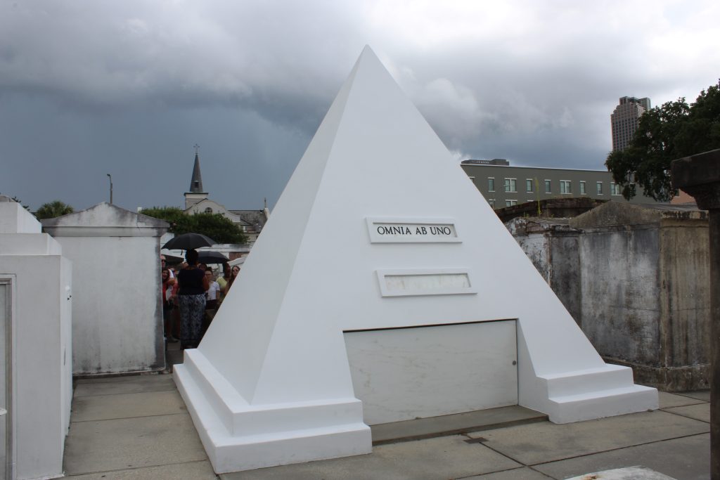 A white pyramid with the words "Omnia Ab Uno" inscribed