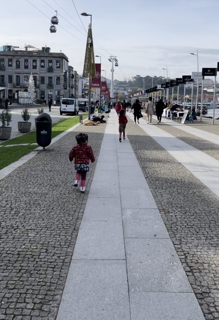 child walking along the Vila Nova de Gaia
