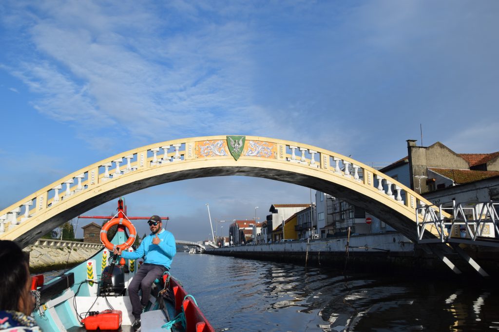 A cruise guide waving on a boat tour of Aviero canals
